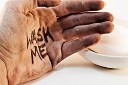 3 проверенных способа очистить руки от грязи